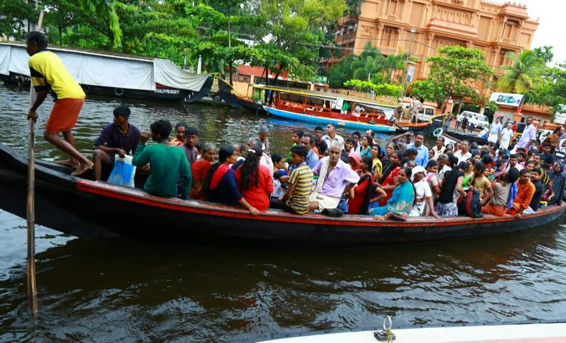 Kerala floods: Extent of crisis leaves people in Kuttanad bewildered, district administration seeks navy's help Kerala floods: Extent of crisis leaves people in Kuttanad bewildered, district administration seeks navy's help