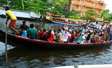Kerala floods: Extent of crisis leaves people in Kuttanad bewildered, district administration seeks navy's help