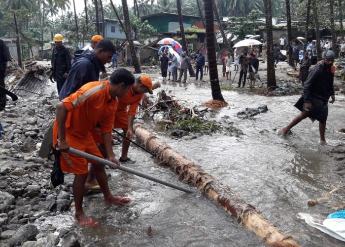 NDRF and Army personnel help locals in clearing out roads. Image sources by Naveen Nair.