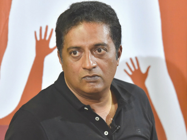 Prakash Raj on working with Mani Ratnam in Chekka Chivantha Vaanam: Acting in his film is like going to temple Prakash Raj on working with Mani Ratnam in Chekka Chivantha Vaanam: Acting in his film is like going to temple