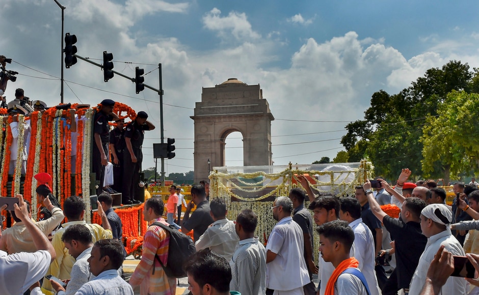 The procession carrying Vajpayee's mortal remains was moved to the BJP headquarters, moving past India Gate in New Delhi for the last public view. PTI The procession carrying Vajpayee's mortal remains was moved to the BJP headquarters, moving past India Gate in New Delhi for the last public view. PTI