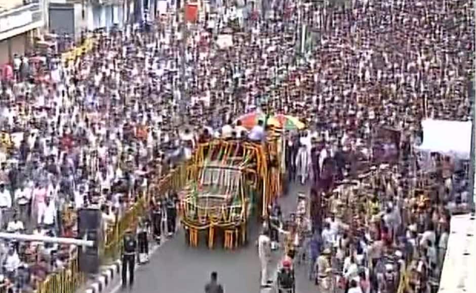 Thousands of young and old people gathered in huge numbers to witness the cortege carrying the mortal remains of Vajpayee. Courtesy: Twitter/@Smitaprakash Thousands of young and old people gathered in huge numbers to witness the cortege carrying the mortal remains of Vajpayee. Courtesy: Twitter/@Smitaprakash