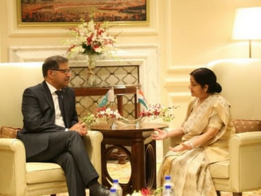External Affairs Minister Sushma Swaraj met Pakistan's Interim minister Syed Ali Zafar. Twitter/@MEAIndia