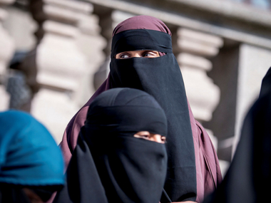 Bus driver in UK's Easton asks 20-year-old woman to remove niqab, accuses her of being 'terrorist' Bus driver in UK's Easton asks 20-year-old woman to remove niqab, accuses her of being 'terrorist'