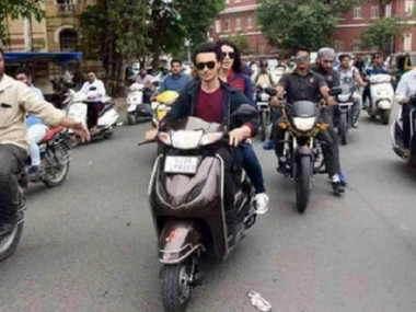 Loveratri actors Aayush Sharma, Warina Hussain fined by Vadodara Police for riding bike without helmets Loveratri actors Aayush Sharma, Warina Hussain fined by Vadodara Police for riding bike without helmets