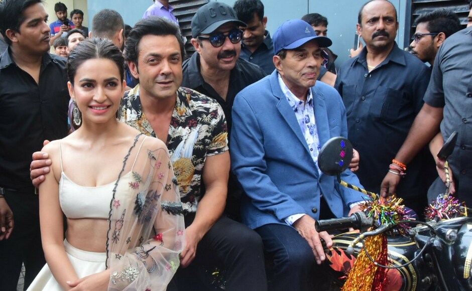 The entire cast of Yamla Pagla Deewana: Phir Se pose on a two-wheeler, a vehicle that has almost become synonymous to Dharmendra ever since Sholay. The entire cast of Yamla Pagla Deewana: Phir Se pose on a two-wheeler, a vehicle that has almost become synonymous to Dharmendra ever since Sholay.