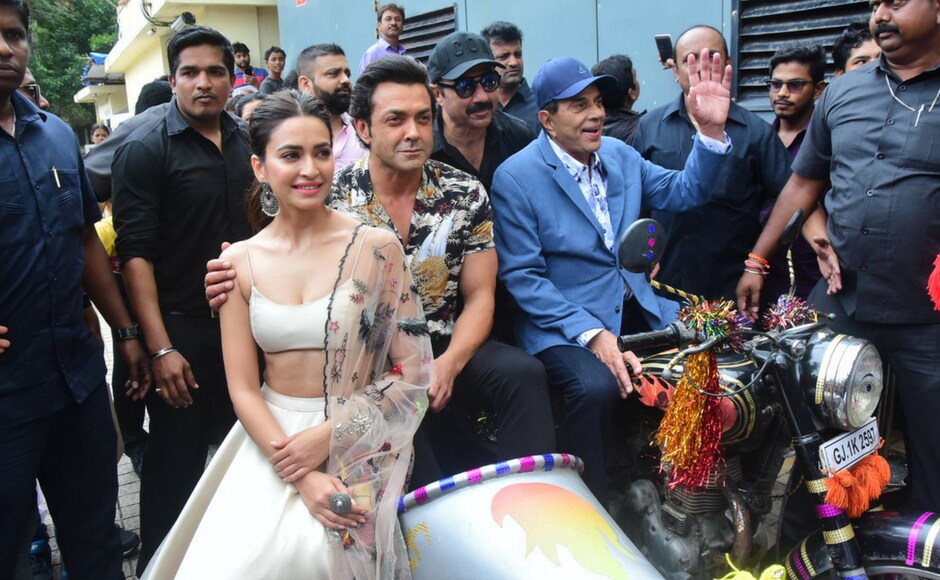 Yamla Pagla Deewana: Phir Se trailer charts the Deols' journey as they take their adventures to Gujarat. Yamla Pagla Deewana: Phir Se trailer charts the Deols' journey as they take their adventures to Gujarat.