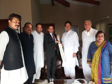 Indian High Commissioner Ajay Bisaria meets Imran Khan, gifts him cricket bat signed by Indian team Indian High Commissioner Ajay Bisaria meets Imran Khan, gifts him cricket bat signed by Indian team