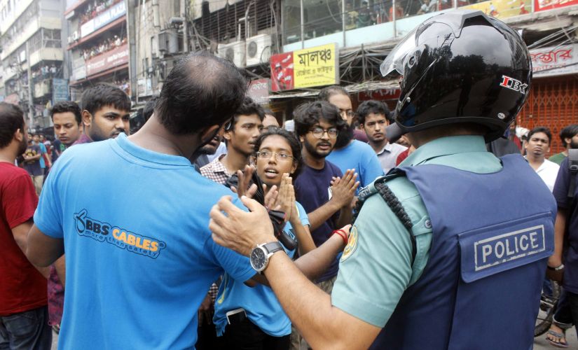 Dhaka University students plead with BGB personnel who stood while the students were attacked by anonymous men. Image procured by Greeshma Rai