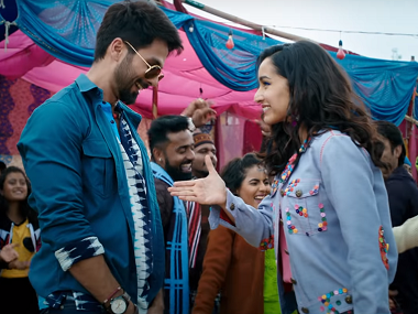 Batti Gul Meter Chalu song Gold Tamba has Shahid Kapoor, Shraddha grooving to a foot-tapping number Batti Gul Meter Chalu song Gold Tamba has Shahid Kapoor, Shraddha grooving to a foot-tapping number