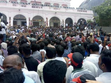 Karunanidhi funeral: Three dead, 34 injured outside Chennai's Rajaji Hall as swelling crowd causes stampede Karunanidhi funeral: Three dead, 34 injured outside Chennai's Rajaji Hall as swelling crowd causes stampede