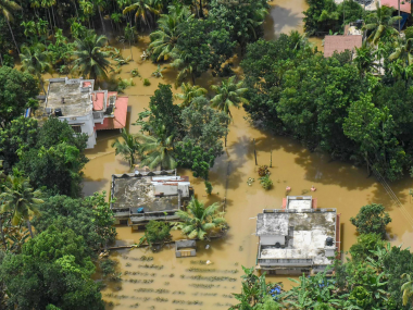 Kerala Floods: Indian Army warns against fake news, tweets images of imposter in combat uniform discussing rescue ops Kerala Floods: Indian Army warns against fake news, tweets images of imposter in combat uniform discussing rescue ops