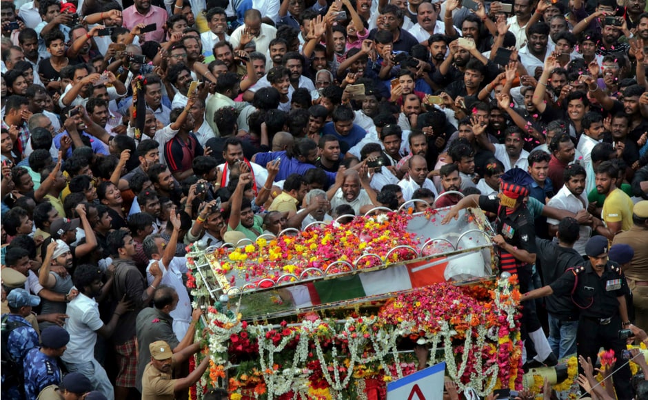 Slogans like 'Kalaignar pugazh vazhga vazhgavey' (long live the glory of Karunanidhi) rent the air as tri-service personnel lifted the glass casket containing the mortal remains and walked up to the flower bedecked military gun carriage. AP Slogans like 'Kalaignar pugazh vazhga vazhgavey' (long live the glory of Karunanidhi) rent the air as tri-service personnel lifted the glass casket containing the mortal remains and walked up to the flower bedecked military gun carriage. AP