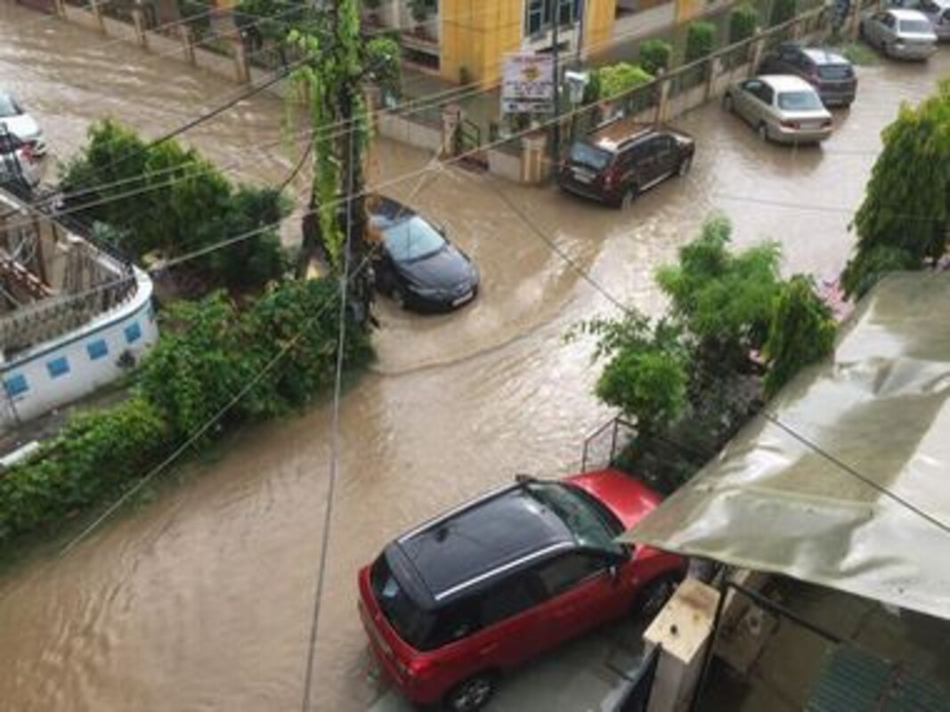 Heavy showers lash Delhi-NCR, waterlogging disrupts traffic in Gurgaon; MET  forecasts more rains-India News , Firstpost