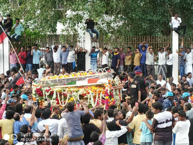 Karunanidhi laid to rest at Chennai's Marina Beach next to mentor CN Annadurai as lakhs bid farewell Karunanidhi laid to rest at Chennai's Marina Beach next to mentor CN Annadurai as lakhs bid farewell
