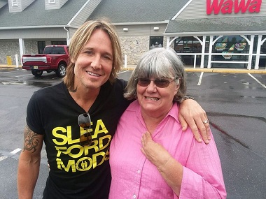 New Jersey woman pays for man short on cash, later finds out it's Keith Urban New Jersey woman pays for man short on cash, later finds out it's Keith Urban