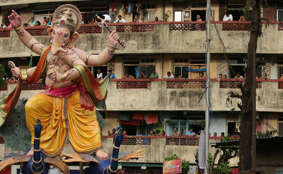 Ahead Of Ganesh Chaturthi Ganpati Idols Reach Pandals In Mumbai Hundreds Participate In 1242