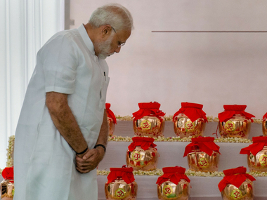 Narendra Modi hands Atal Bihari Vajpayee's ashes to all BJP state chiefs for immersion in rivers across country Narendra Modi hands Atal Bihari Vajpayee's ashes to all BJP state chiefs for immersion in rivers across country