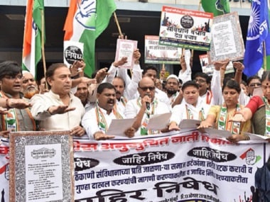 Mumbai Congress protests after copy of Constitution is burnt in Delhi. Image Courtesy: Twitter/Mumbai Congress