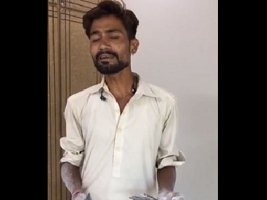 Pakistani house painter's video, singing Arijit Singh songs Humari Adhuri Kahani, Khamoshiyan, goes viral Pakistani house painter's video, singing Arijit Singh songs Humari Adhuri Kahani, Khamoshiyan, goes viral