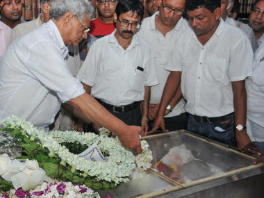 Somnath Chatterjee's body draped in Mohun Bagan's flag as family turns down CPM's offer to use party flag Somnath Chatterjee's body draped in Mohun Bagan's flag as family turns down CPM's offer to use party flag