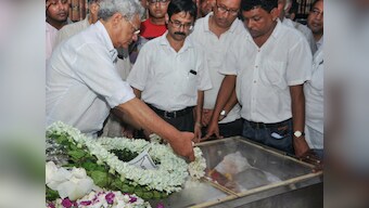 Somnath Chatterjee's body draped in Mohun Bagan's flag as family turns down CPM's offer to use party flag
