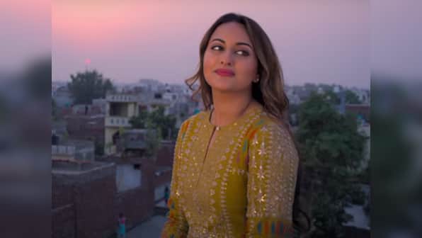 Happy Phirr Bhaag Jayegi song Swag Saha Nahi Jaye shows Sonakshi Sinha grooving to Bhangra beats