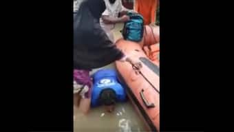 Kerala Floods: Video of man letting women use him as stepping stone to climb into boat goes viral, is dubbed 'humanity at its finest'