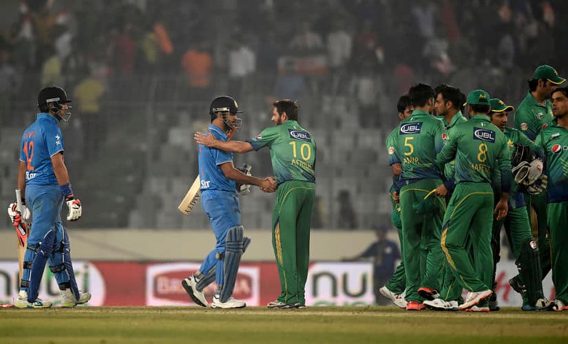 Pakistan’s captain Shahid Afridi (C-R) congratulates India’s captain Mahendra Singh Dhoni (C-L) at the end of the Asia Cup T20 cricket tournament match between India and Pakistan at the Sher-e-Bangla National Cricket Stadium in Dhaka on February 27, 2016. India trounced bitter rivals Pakistan by five wickets in a one-sided affair at the Asia Cup Twenty20 tournament. / AFP PHOTO / MUNIR UZ ZAMAN