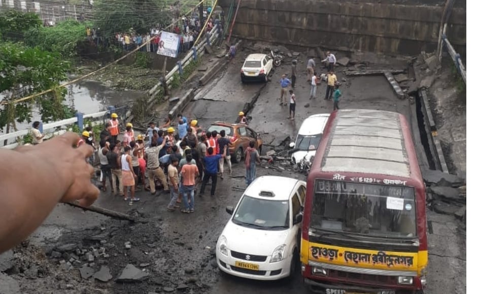 Crowds gathered at the spot in Alipore locality, where mangled cars were buried under the debris of the bridge, Chief Minister Mamata Banerjee said the first priority is to rescue the injured and those who are trapped. Image courtesy: Sayantanee Choudhary/101Reporters Crowds gathered at the spot in Alipore locality, where mangled cars were buried under the debris of the bridge, Chief Minister Mamata Banerjee said the first priority is to rescue the injured and those who are trapped. Image courtesy: Sayantanee Choudhary/101Reporters
