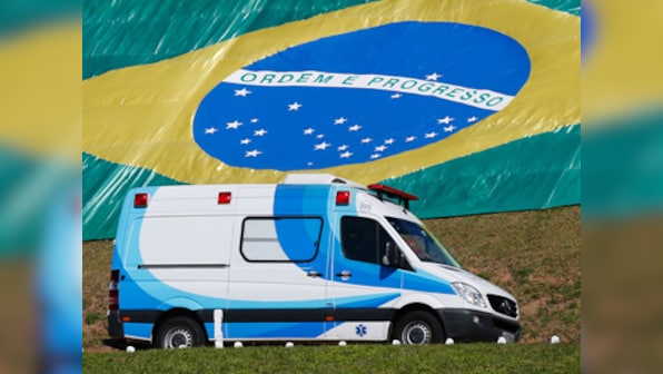 Flamengo, Vasco da Gama players help restart stalled ambulance transporting injured footballer to hospital