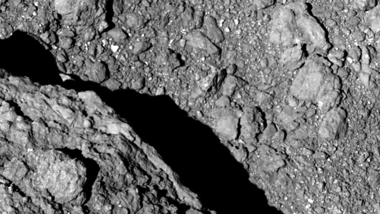 Asteroid Ryugu being its rocky self. Image: Hayabusa2.jaxa