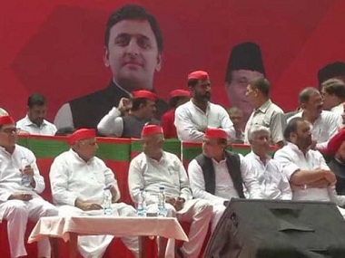 Mulayam Singh Yadav shares stage with Samajwadi Party chief Akhilesh at Delhi rally, claims party must form govt in UP Mulayam Singh Yadav shares stage with Samajwadi Party chief Akhilesh at Delhi rally, claims party must form govt in UP