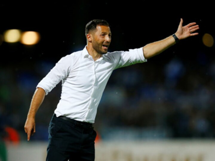 Bundesliga: Coach Domenico Tedesco's future hangs in balance as Schalke slump to 17th place after three straight defeats