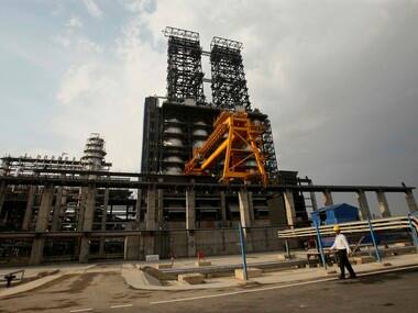 Indian refiners to cut Iran oil purchases ahead of US sanctions; govt works to win waivers