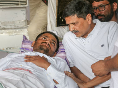 Hardik Patel shifted to hospital in Gujarat after his health deteriotates on 14th day of quota fast Hardik Patel shifted to hospital in Gujarat after his health deteriotates on 14th day of quota fast