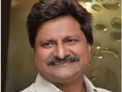 'Sex CD' case: Ex-BJP leader Kailash Muraraka surrenders in court, granted bail on personal bond and surety of Rs 1 lakh each 'Sex CD' case: Ex-BJP leader Kailash Muraraka surrenders in court, granted bail on personal bond and surety of Rs 1 lakh each