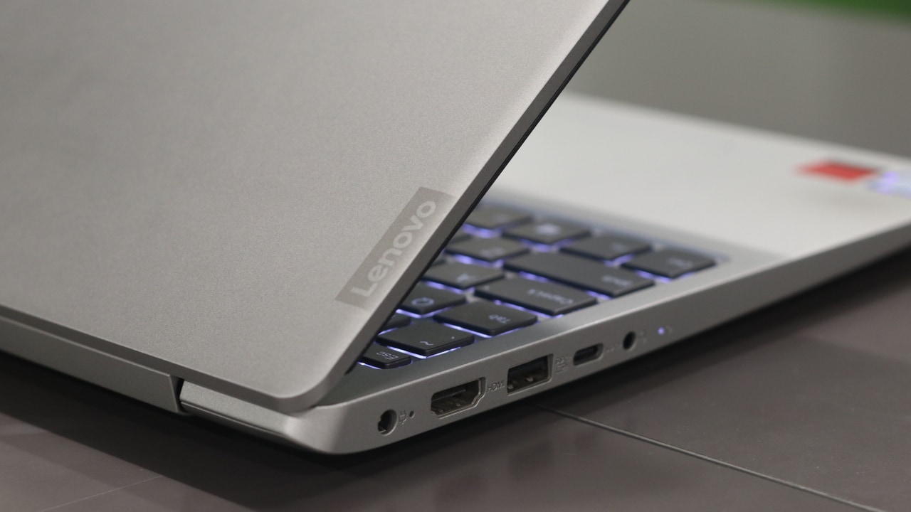 The build of the laptop is quite good with a good mix of polished aluminum and plastic. Image: tech2/Shomik SB