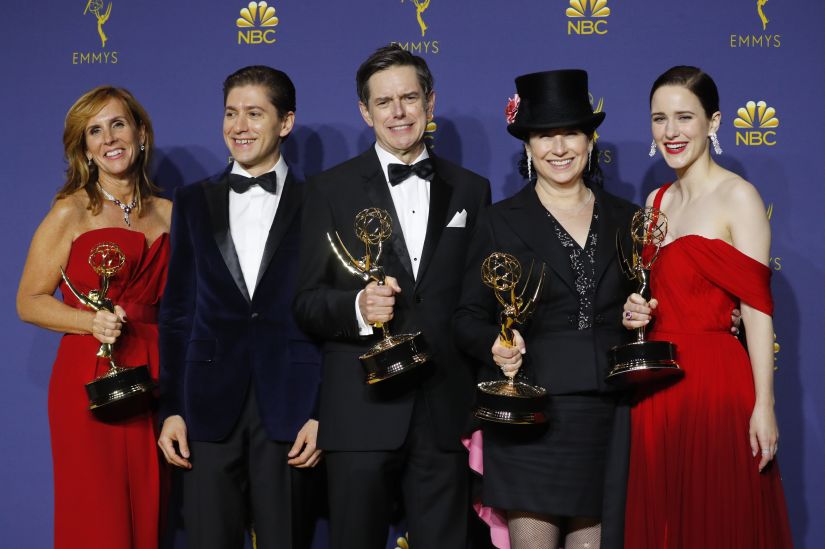 70th Primetime Emmy Awards - Photo Room - Los Angeles, California, U.S., 17/09/2018 - The cast poses backstage with their Outstanding Comedy Series award for "The Marvelous Mrs. Maisel." REUTERS/Mike Blake - HP1EE9I09QEVQ