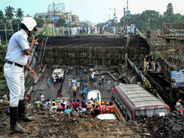 Majerhat bridge collapse: Kolkata Police try to restore normal traffic, ban 20-wheeler trucks in city Majerhat bridge collapse: Kolkata Police try to restore normal traffic, ban 20-wheeler trucks in city