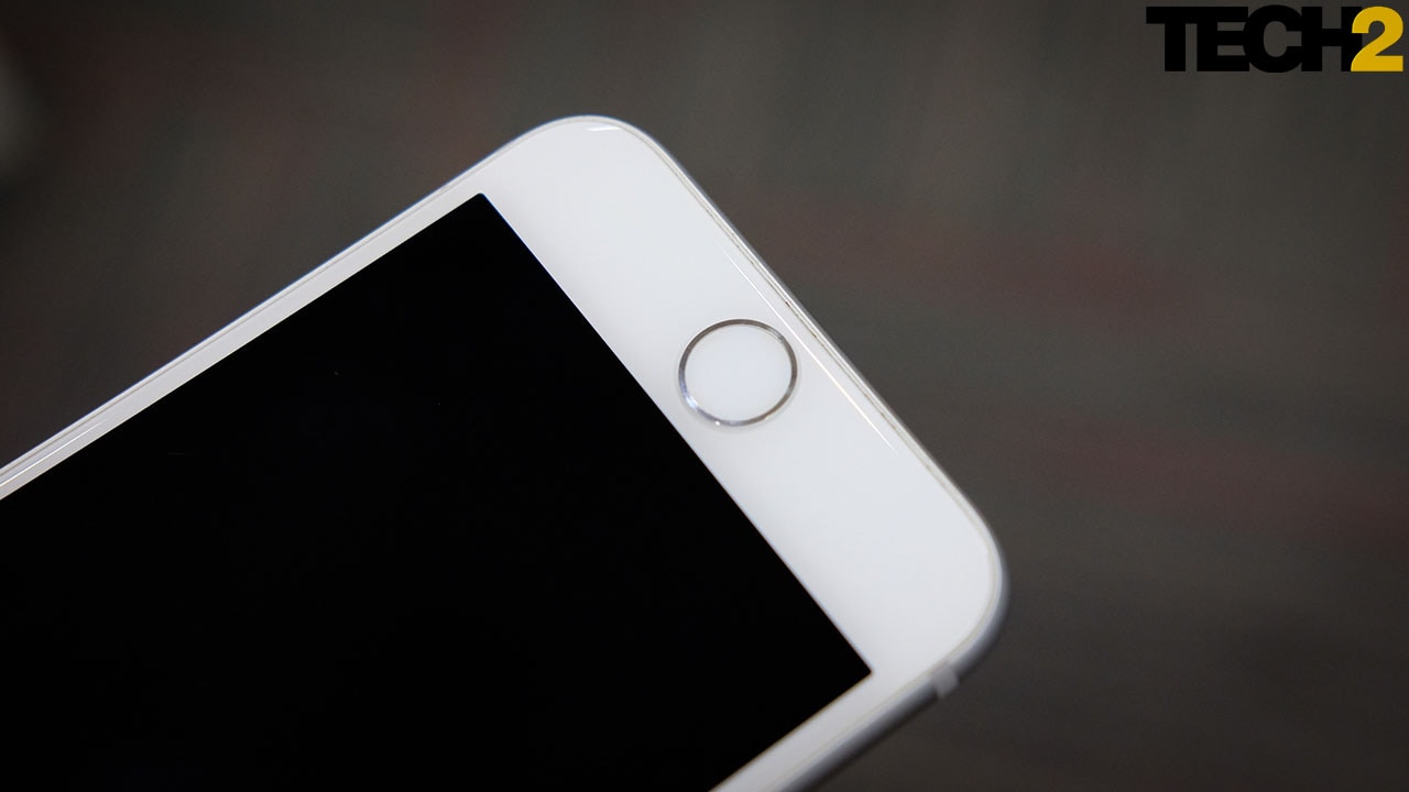 There's a bit of grime collected on the very edges of the frame. It shows up more prominently because the phone is white. Image: tech2 / Anirudh Regidi
