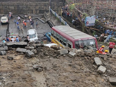 Majerhat bridge collapse: One killed, around 20 injured; Kolkata peak hour traffic hit; Mamata orders inquiry Majerhat bridge collapse: One killed, around 20 injured; Kolkata peak hour traffic hit; Mamata orders inquiry