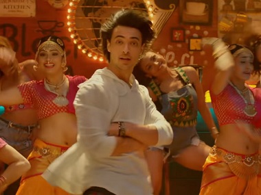 Loveratri song 'Rangtaari' lets Aayush Sharma take centre stage, display his dancing skills Loveratri song 'Rangtaari' lets Aayush Sharma take centre stage, display his dancing skills