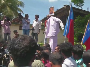 Kerala nun rape: Activists burn effigy of accused Bishop Franco Mulakkal outside Crime Branch as questioning continues Kerala nun rape: Activists burn effigy of accused Bishop Franco Mulakkal outside Crime Branch as questioning continues