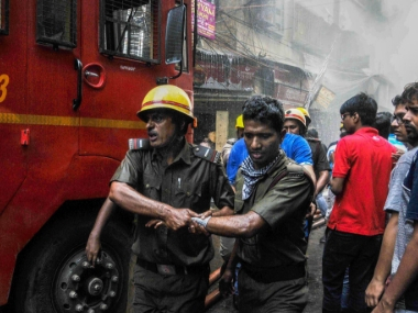 Fire engulfs six-storey building at Kolkata's Bagri market; two firefighters injured; forensic team to examine cause of blaze Fire engulfs six-storey building at Kolkata's Bagri market; two firefighters injured; forensic team to examine cause of blaze