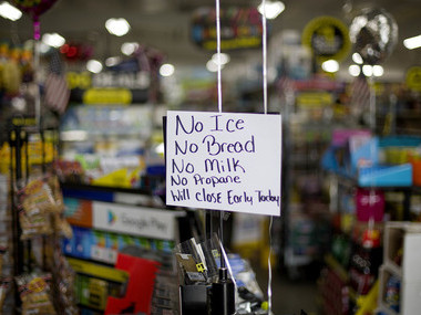 Hurricane Florence rolls ashore in Carolinas, knocks out power to 500,000 homes, tears buildings apart Hurricane Florence rolls ashore in Carolinas, knocks out power to 500,000 homes, tears buildings apart