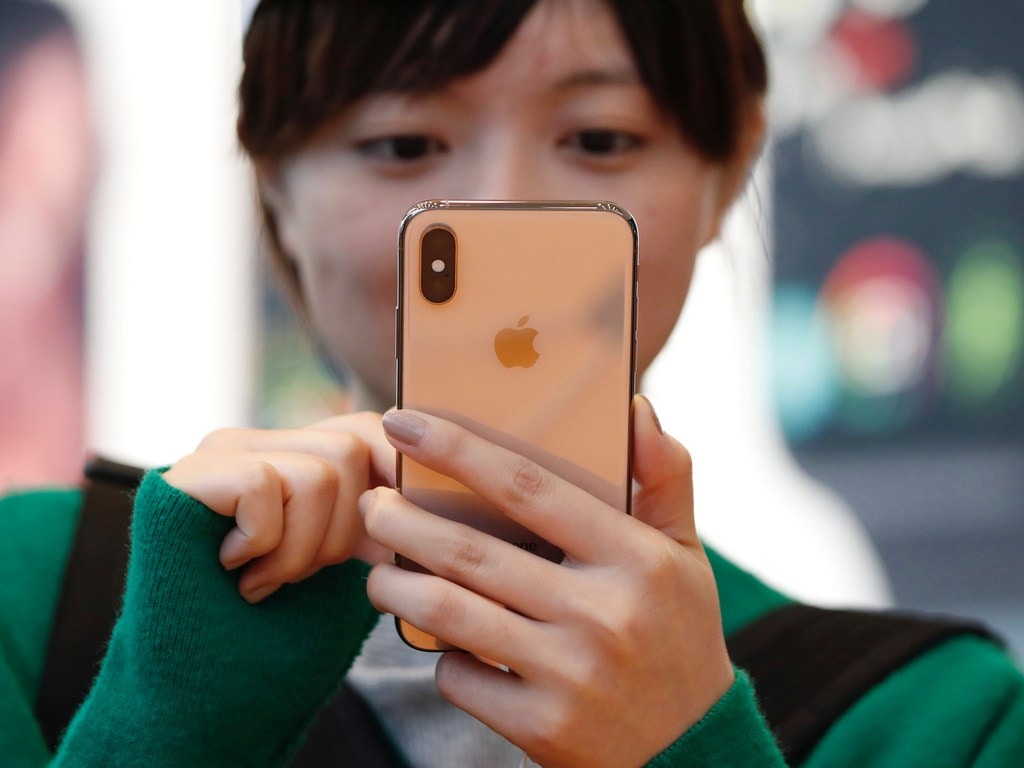 A customer looks at the Apple iPhone XS after it went on sale at the Apple Store in Tokyo. Image: Reuters