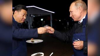 Vladimir Putin and Xi Jinping take break from economic forum, flip pancakes in Vladivostok city