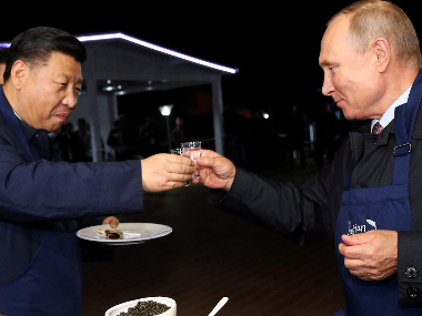 Vladimir Putin and Xi Jinping take break from economic forum, flip pancakes in Vladivostok city Vladimir Putin and Xi Jinping take break from economic forum, flip pancakes in Vladivostok city