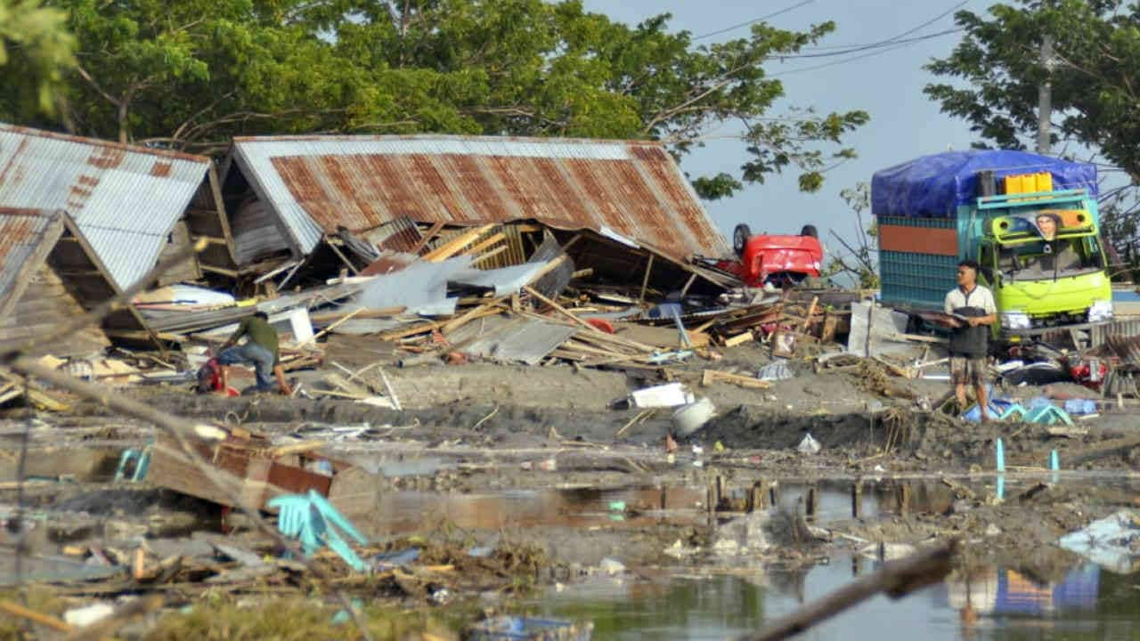 Earthquake, tsunami hit Indonesia's Sulawesi island: Toll rises to 384 ...